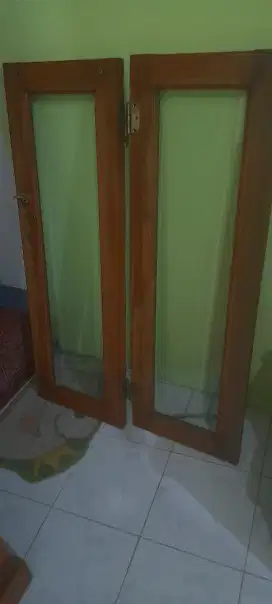 Jendela kayu dan teralis besi
