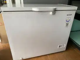 DIJUAL FREEZER pemakaian 6 bulan. kondisi bagus, 200 liter
