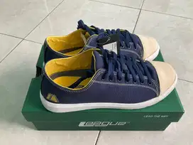 Sepatu League size 42