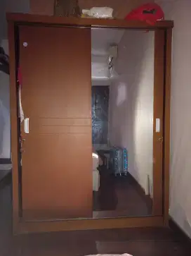 Lemari pakaian kaca