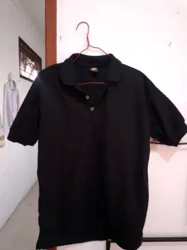 Baju berkerah sama kemeja hitam polos