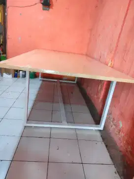 Meja meeting staf kantor