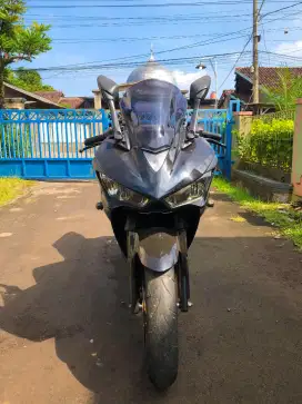 Yamaha R25 Black
