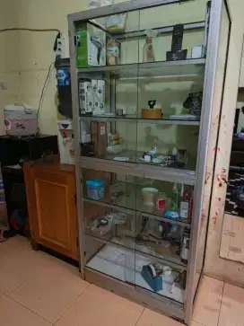 Etalase bekas kosmetik