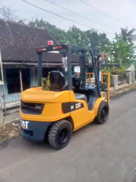 Forklift 3 Ton Caterpillar 2020 tahun muda siap kerja