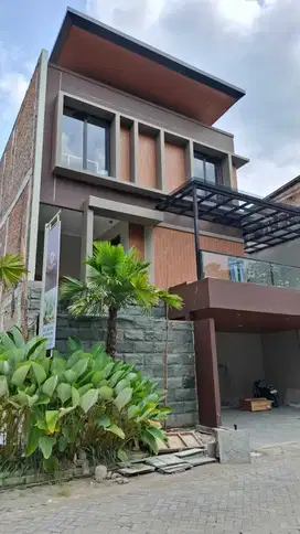 Rumah Mewah 3 Lantai Dengan Privat Pool Strategis Dekat Amplaz Dan UGM