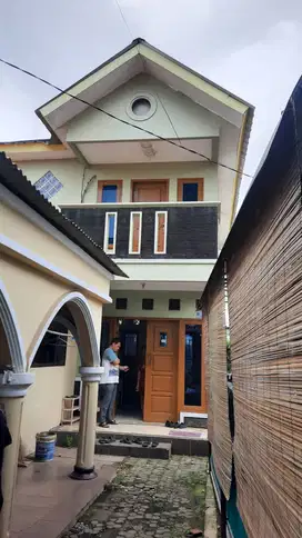 Disewakan rumah 2 lantai, asri, strategis dan bebas banjir