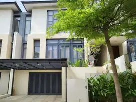 Dijual Rumah mewah 3 lantai, swimming pool di Lancewood Nava Park BSD