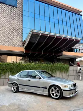 BMW 318i 1997 Bensin