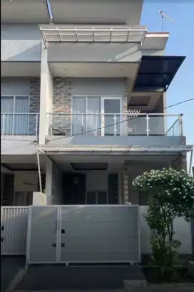 Rumah putih 2 lantai di bulevard hijau bekasi