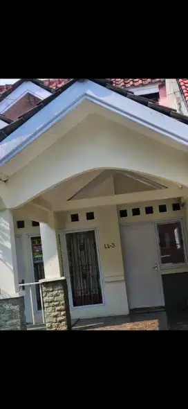 Rumah 2 lantai ada di perumahan permata arcadia