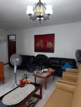 RUMAH LOKASI STRATEGIS DI KEBAYORAN LAMA LOKASI STRATEGIS
