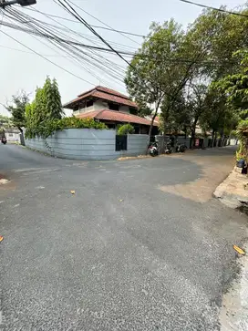 RUMAH TUA HITUNG TANAH KEMANG JAKARTA SELATAN DEKAT JALAN UTAMA