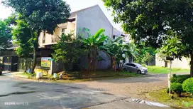 Disewakan tahunan rumah nyaman dan luas posisi hoek. Jalan lebar