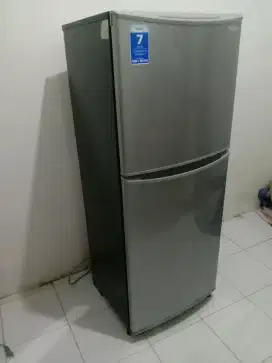 kulkas 2 pintu AQUA