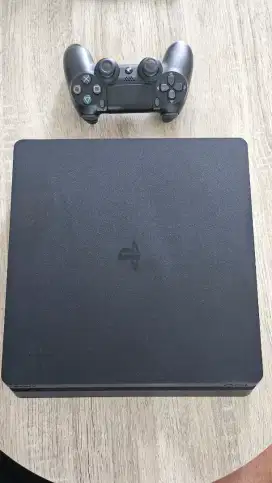 PS 4 Slim 1 TB ORI. Istimewa Jarang sekali dipakai. Playstation