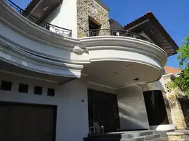 RUMAH GRAHA FAMILY 2 LANTAI MEWAH, STRATEGIS, CARPORT 2, GARASI 2