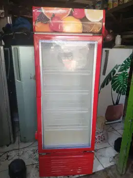 Showcase uchida kondisi normal dingin siap pakai