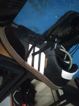 sepatu samba item