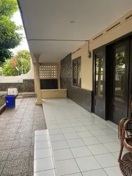 Disewakan rumah klasik ditengah kota sayap burangrang