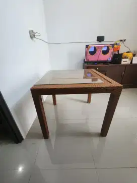 Meja makan napolly kondisi apa adanya dan normal