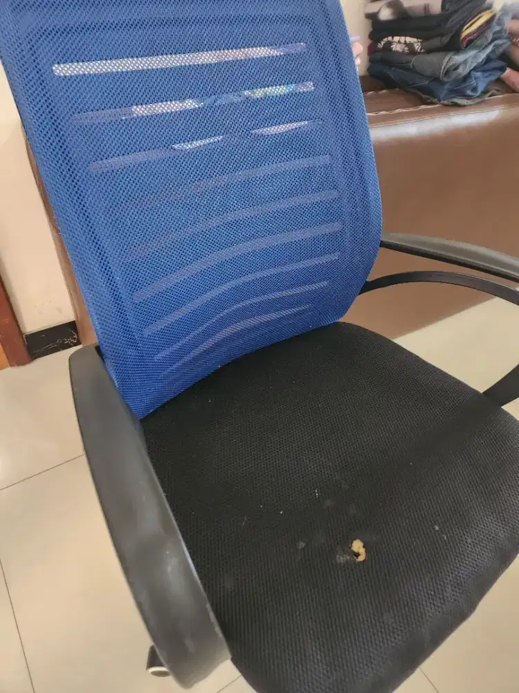 kursi kantor dengan roda putar