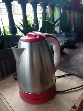 Teko listrik pemanas air