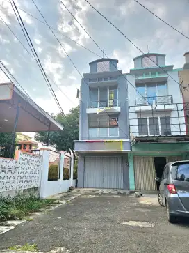 Ruko 3 lantai rapih siap  pakai di bulevar hijau harapan indah bekasi