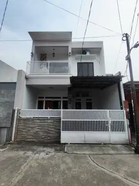 Rumah 2 Lantai Bagus Murah di Griya Taman Mini Jati Makmur Pondokgede