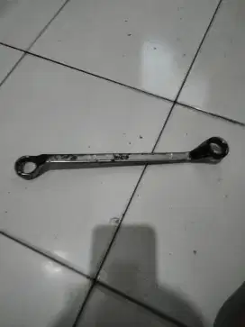 Kunci ring ukuran 21 dan 24
