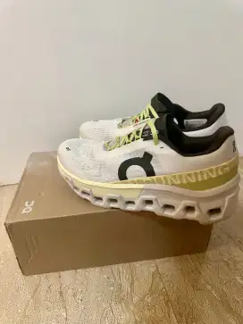 Sepatu on cloud