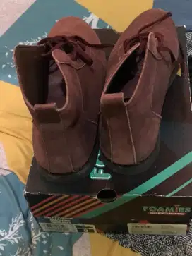 Sepatu boot coklat