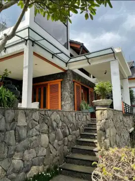 Rumah mewah modern tropical 3 lantai di Resort Dago Ciburial Bandung
