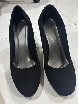 Sepatu heels hitam size 37