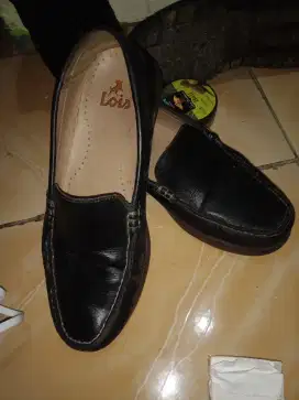 Sepatu kulit lois