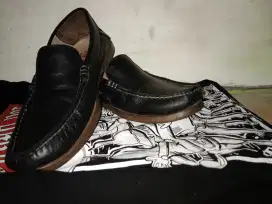 Sepatu kulit lois