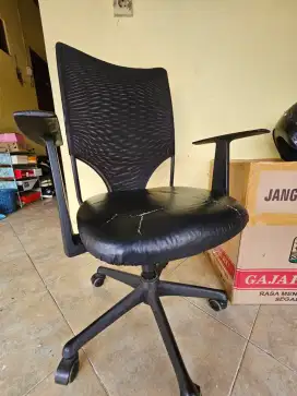 Kursi Kantor / Kursi Kamar