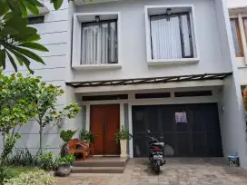 Disewakan Rumah Furnished Cantik di Kebayoran Town House