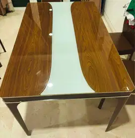 Selling a Glass dining table in good condition
