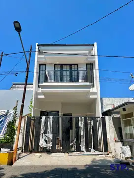 American - style, Rumah baru Rungkut Asri semi furnished Tipe D