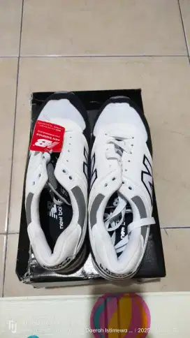 Sepatu sneaker uk 39