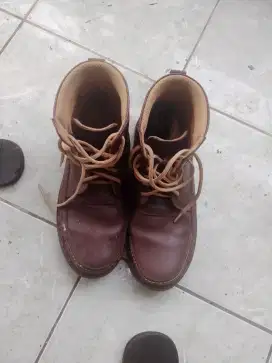 sepatu kulit kickers