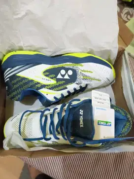 Dijual sepatu badminton yonex kondisi baru, ukuran 43