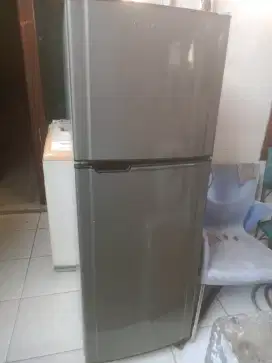 Kulkas 2 PT merk toshiba