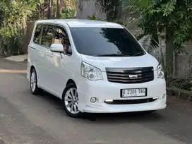 TOYOTA NAV1 V 2.0 AT 2013 PUTIH ISTIMEWA