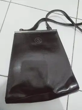 Tas kulit merek tertera di foto