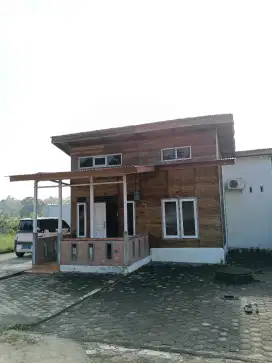 Villa nuansa semi kayu alam
