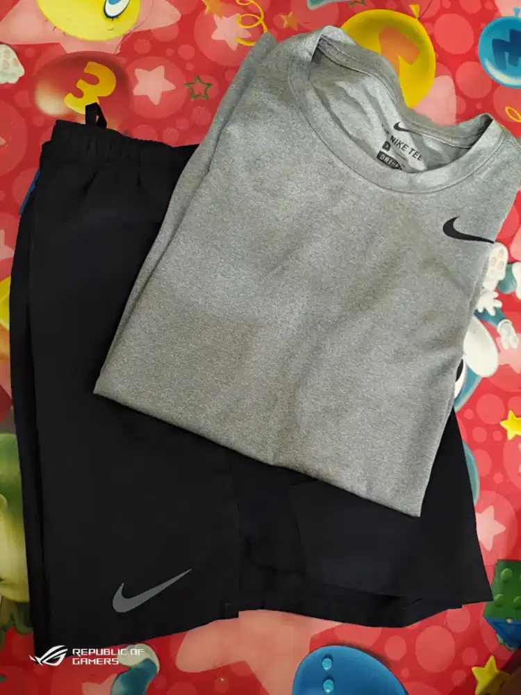 Satu stel pakaian olahraga nike
