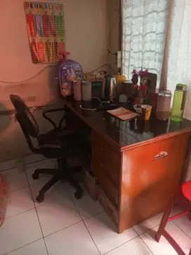 Meja kerja berikut kursi