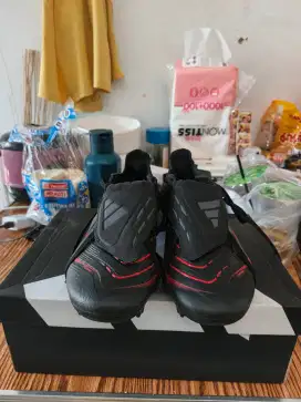 Sepatu sepak bola Adidas Predator League